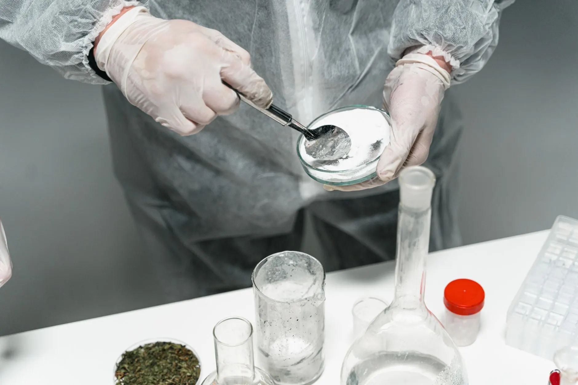 化妆品原料企业如何应对新规下天然植物原料的质量管控挑战